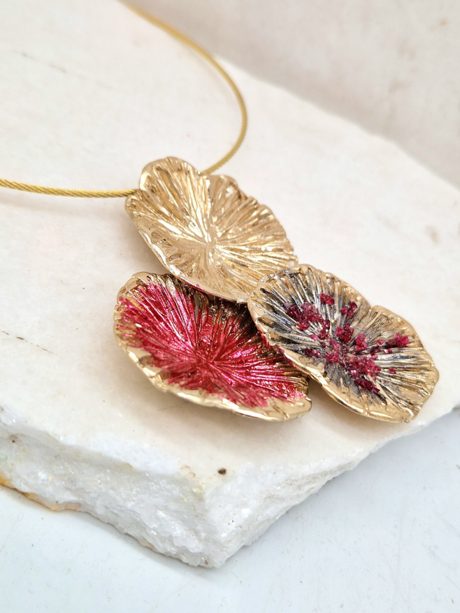 ΧΕΙΡΟΠΟΙΗΤΟ ΚΟΛΙΕ ΜΕ ΤΡΙΑ ΟΡΕΙΧΑΛΚΙΝΑ ΜΟΤΙΒΑ ΣΑΝ ΛΟΥΛΟΥΔΙΑ