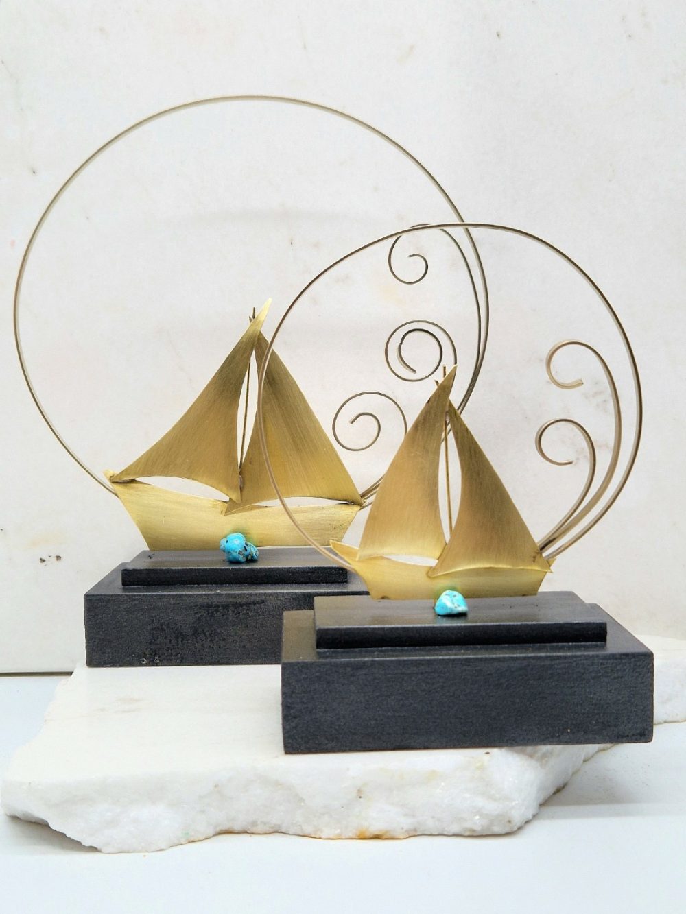 ΜΕΤΑΛΛΙΚΟ ΚΑΡΑΒΙ ΣΤΑ ΚΥΜΑΤΑ