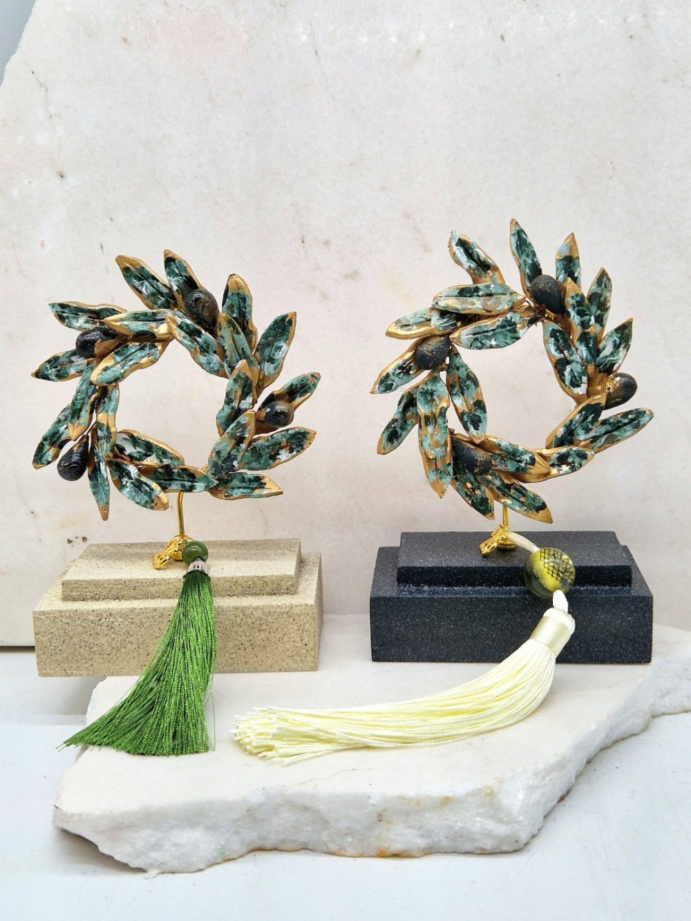 ΚΕΡΑΜΙΚΟ ΣΤΕΦΑΝΙ ΕΛΙΑΣ  ΠΑΝΩ ΣΕ ΒΑΣΗ, ΜΙΚΡΟ