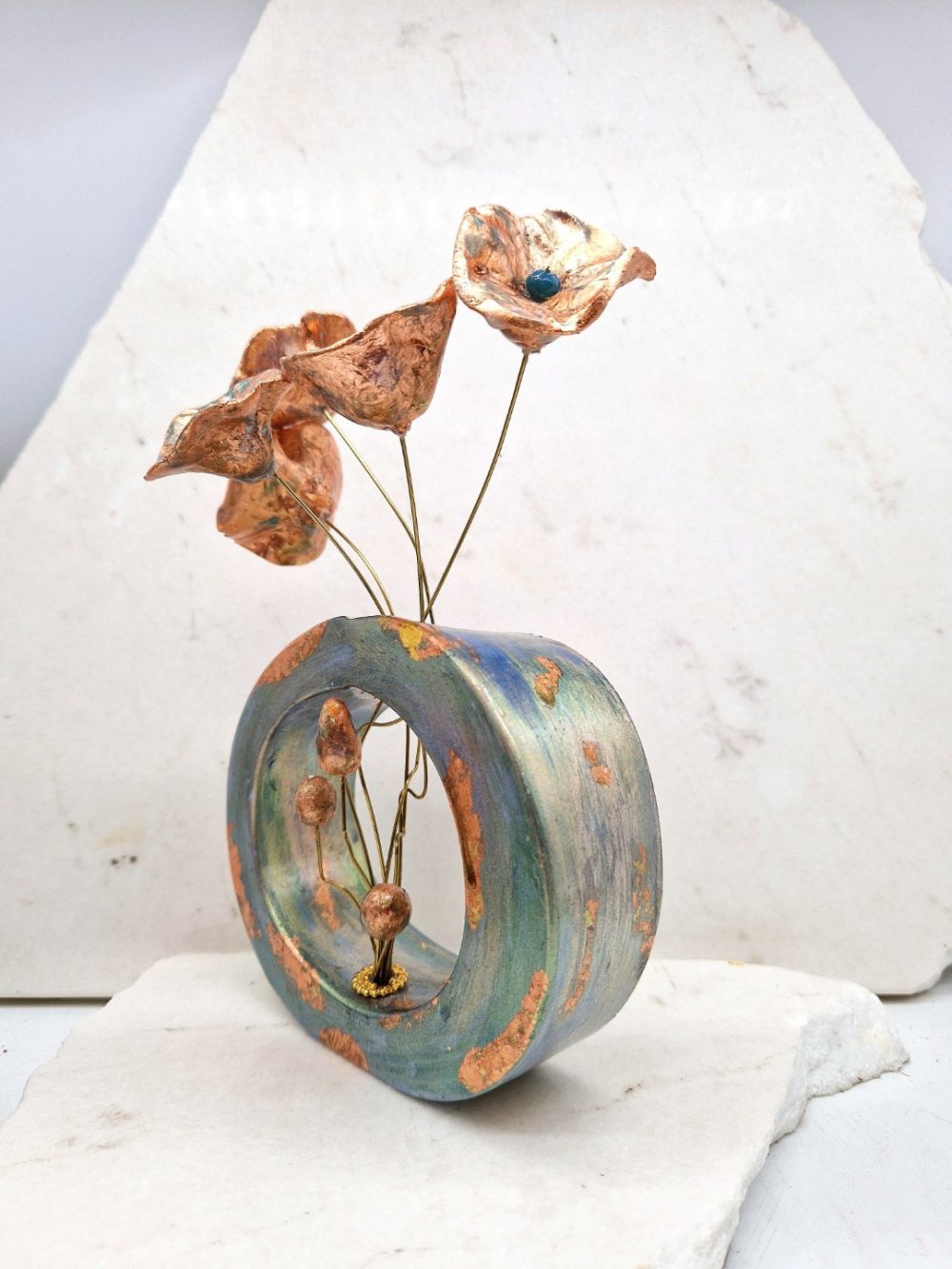 ΣΥΝΘΕΣΗ ΓΑΛΑΖΟΠΡΑΣΙΝΟΥ ΚΥΚΛΙΚΟΥ ΒΑΖΟΥ ΜΕ ΛΟΥΛΟΥΔΙΑ ΣΤΟ ΧΡΩΜΑ ΤΟΥ ΧΑΛΚΟΥ