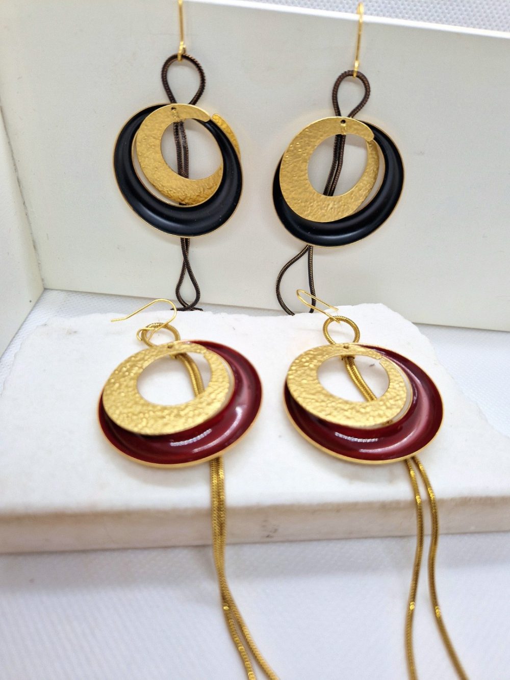 ΧΕΙΡΟΠΟΙΗΤΑ ΣΚΟΥΛΑΡΙΚΙΑ ΜΕ ΣΦΥΡΗΛΑΤΟ ΜΟΤΙΒΟ ΚΑΙ ΚΡΙΚΟ ΣΕ ΔΥΟ ΧΡΩΜΑΤΑ