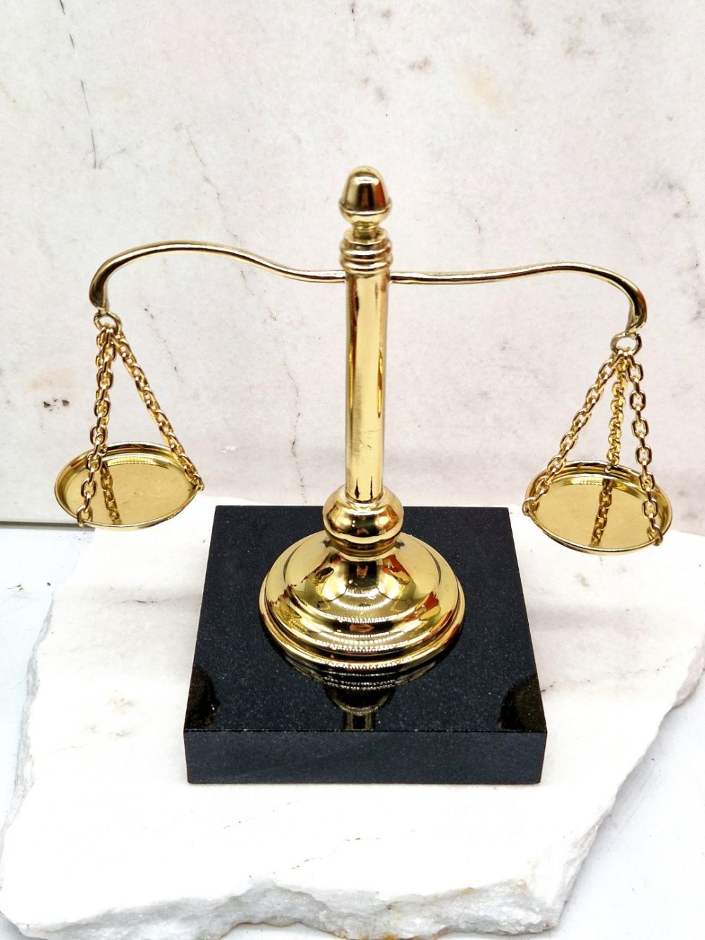 Ο ΖΥΓΟΣ ΤΗΣ ΘΕΜΙΔΑΣ ΣΕ ΜΑΥΡΟ ΜΑΡΜΑΡΟ