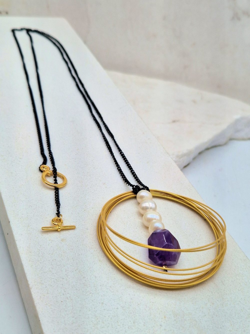 ΧΕΙΡΟΠΟΙΗΤΟ ΜΑΚΡΥ ΚΟΛΙΕ ΜΕ ΧΡΥΣΟΥΣ  ΚΥΚΛΟΥΣ ΜΑΡΓΑΡΙΤΑΡΙΑ ΚΑΙ ΑΜΕΘΥΣΤΟ