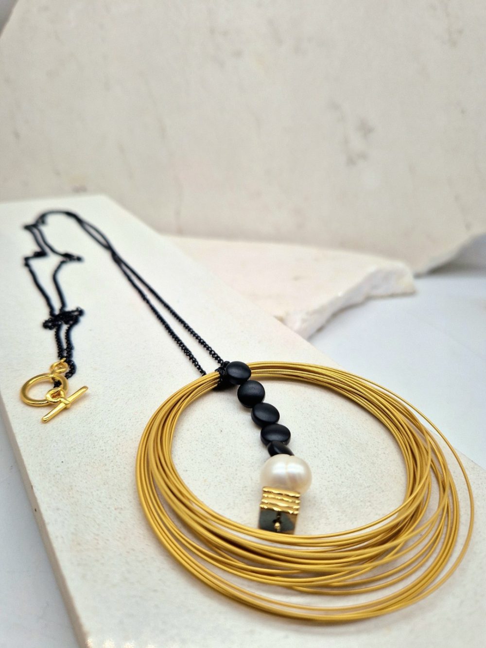 ΧΕΙΡΟΠΟΙΗΤΟ ΜΑΚΡΥ ΚΟΛΙΕ ΜΕ ΧΡΥΣΟΥΣ  ΚΥΚΛΟΥΣ ΚΑΙ ΜΑΥΡΟΥΣ ΑΙΜΑΤΙΤΕΣ