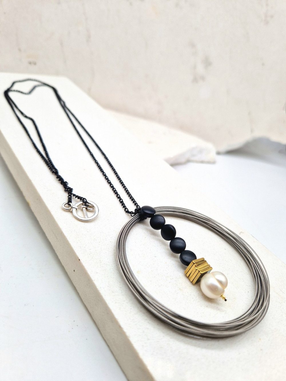 ΧΕΙΡΟΠΟΙΗΤΟ ΜΑΚΡΥ ΚΟΛΙΕ ΜΕ ΑΣΗΜΙ ΚΥΚΛΟΥΣ ΚΑΙ ΜΑΥΡΟΥΣ ΑΙΜΑΤΙΤΕΣ