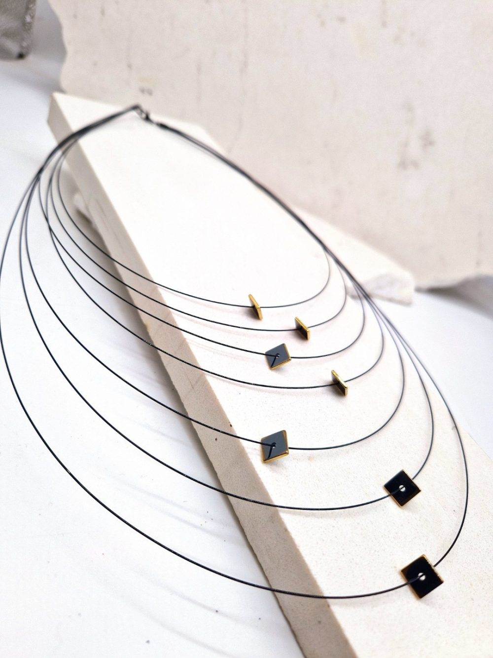 ΧΕΙΡΟΠΟΙΗΤΟ  ΚΟΛΙΕ ΜΕ ΜΑΥΡΟΥΣ  ΜΕΓΑΛΟΥΣ ΚΥΚΛΟΥΣ ΚΑΙ ΤΕΤΡΑΓΩΝΟΥΣ ΑΙΜΑΤΙΤΕΣ