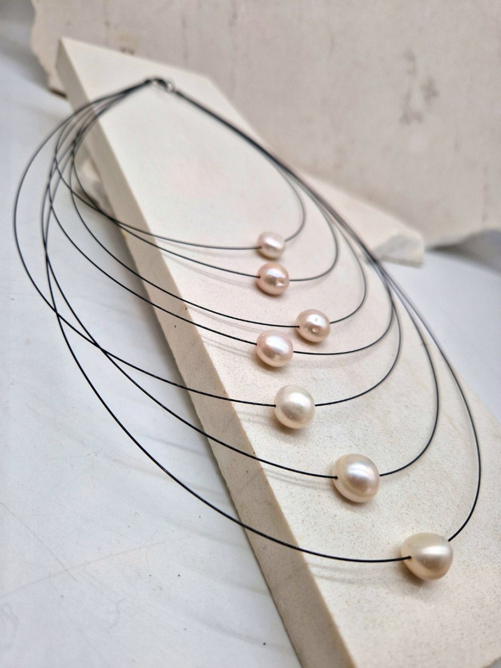 ΧΕΙΡΟΠΟΙΗΤΟ  ΚΟΛΙΕ ΜΕ ΜΑΥΡΟΥΣ  ΜΕΓΑΛΟΥΣ ΚΥΚΛΟΥΣ ΚΑΙ ΜΑΡΓΑΡΙΤΑΡΙΑ ΛΙΜΝΗΣ