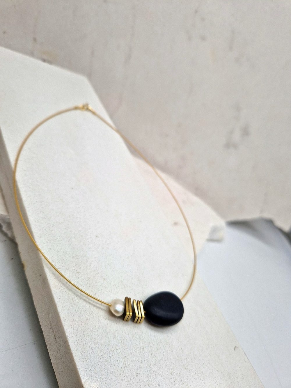 ΚΟΝΤΟ ΚΟΛΙΕ ΜΕ ΜΑΥΡΗ ΠΕΤΡΑ