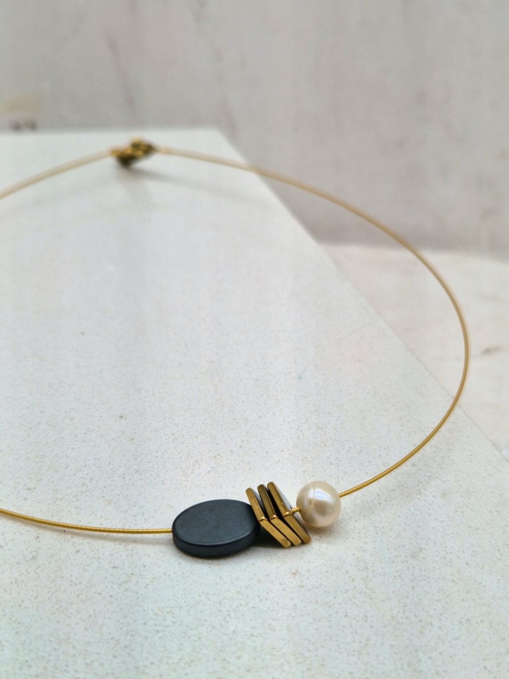 ΚΟΝΤΟ ΚΟΛΙΕ ΜΕ ΓΚΡΙ ΚΑΙ ΤΕΤΡΑΓΩΝΟΥΣ ΑΙΜΑΤΙΤΕΣ