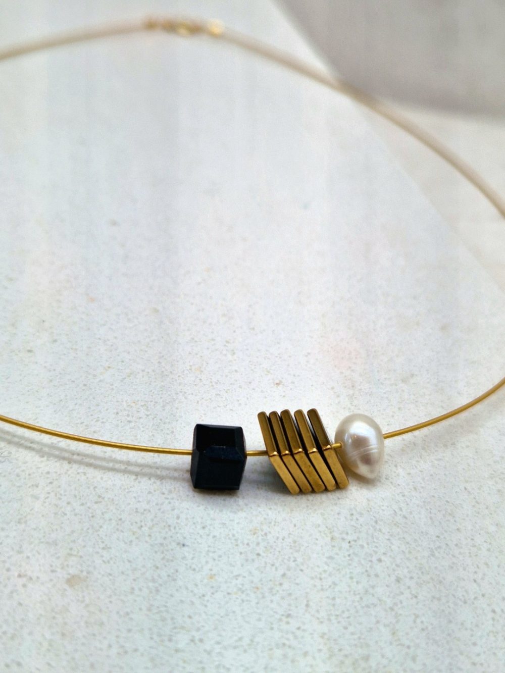 ΚΟΝΤΟ ΚΟΛΙΕ ΜΕ ΤΕΤΡΑΓΩΝΟ ΜΑΥΡΟ ΟΝΥΧΑ ΚΑΙ ΤΕΤΡΑΓΩΝΟΥΣ ΑΙΜΑΤΙΤΕΣ