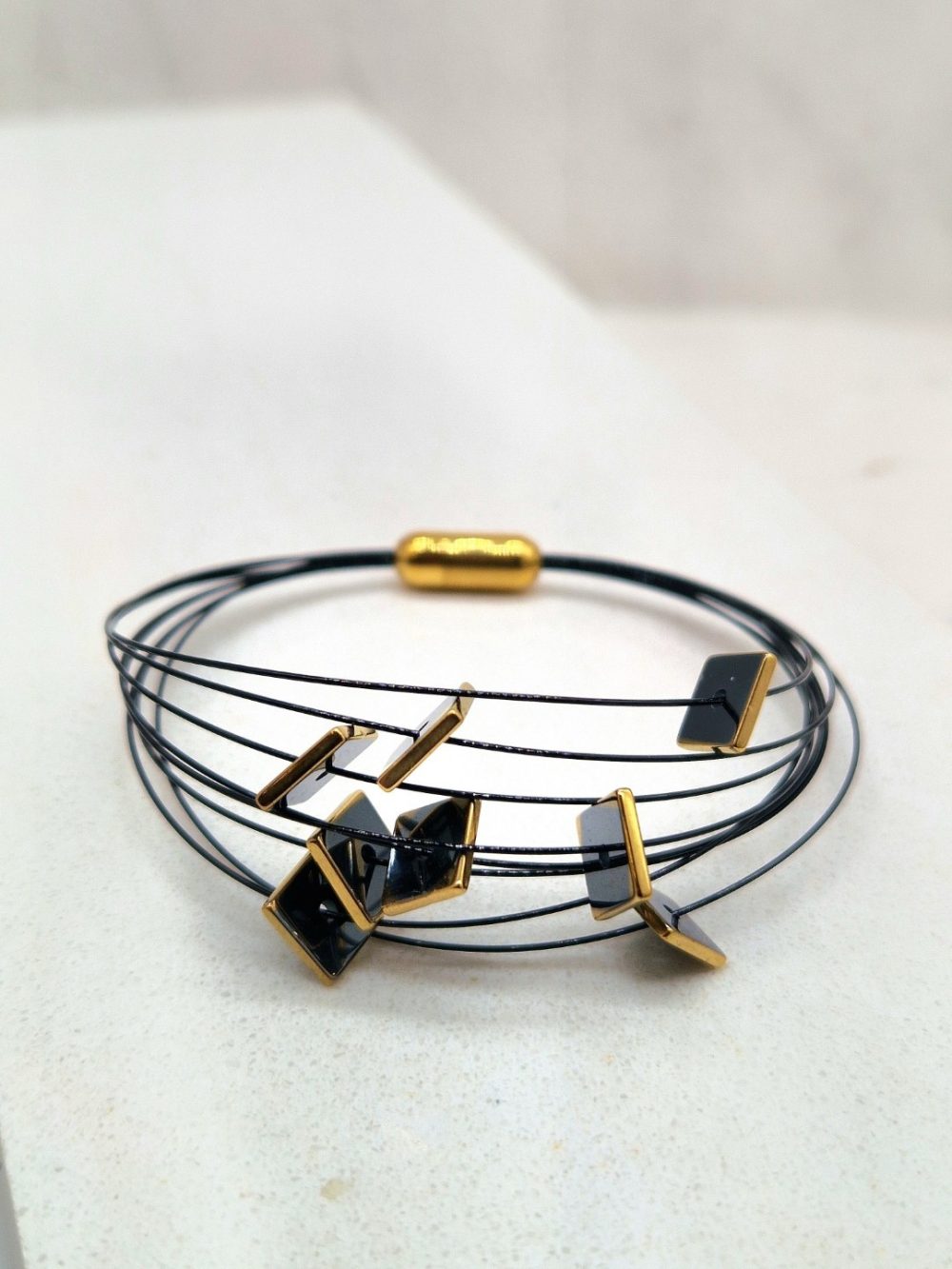 ΒΡΑΧΙΟΛΙ ΜΕ ΤΕΤΡΑΓΩΝΟΥΣ ΑΙΜΑΤΙΤΕΣ