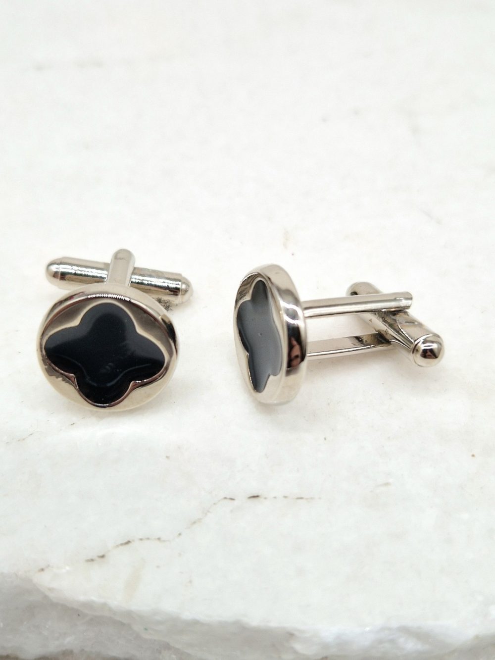 ΜΑΝΙΚΕΤΟΚΟΥΜΠΑ  ΜΕ ΛΕΥΚΗ ΕΠΙΜΕΤΑΛΛΩΣΗ ΚΑΙ ΜΑΥΡΟ ΣΜΑΛΤΟ