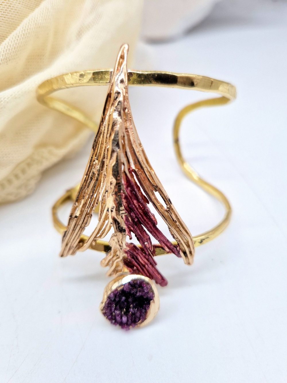 ΒΡΑΧΙΟΛΙ ΑΠΟ ΟΡΕΙΧΑΛΚΟ ΣΑΝ ΦΤΕΡΟ ΜΕ ΜΩΒ ΚΡΥΣΤΑΛΛΟΥΣ