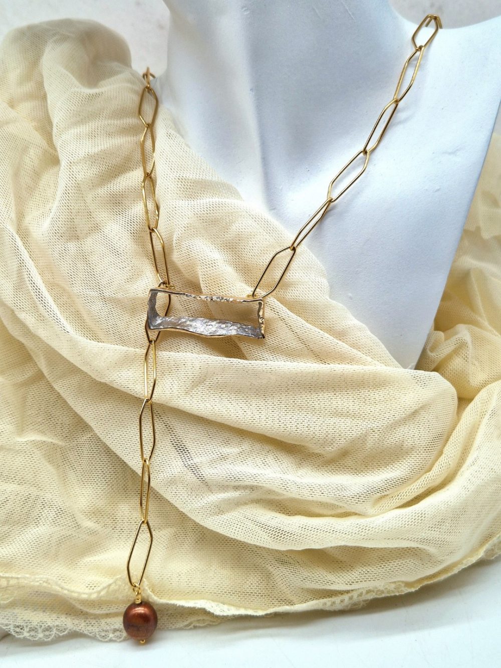 ΚΟΛΙΕ ΜΕ ΟΡΕΙΧΑΛΚΙΝΟ ΜΟΤΙΒΟ ΚΑΙ ΑΛΥΣΙΔΑ ΑΠΟ ΑΤΣΑΛΙ