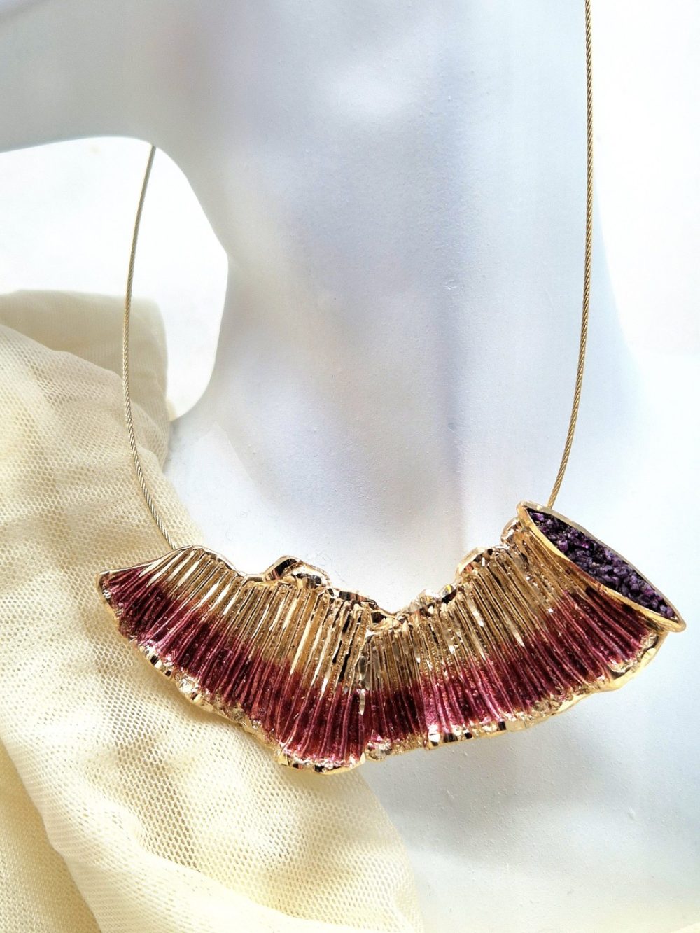 ΚΟΛΙΕ ΜΕ ΟΡΕΙΧΑΛΚΙΝΟ ΣΚΑΛΙΣΤΟ ΜΟΤΙΒΟ ΣΑΝ ΚΥΜΑ ΚΑΙ ΜΩΒ ΚΡΥΣΤΑΛΛΟΥΣ