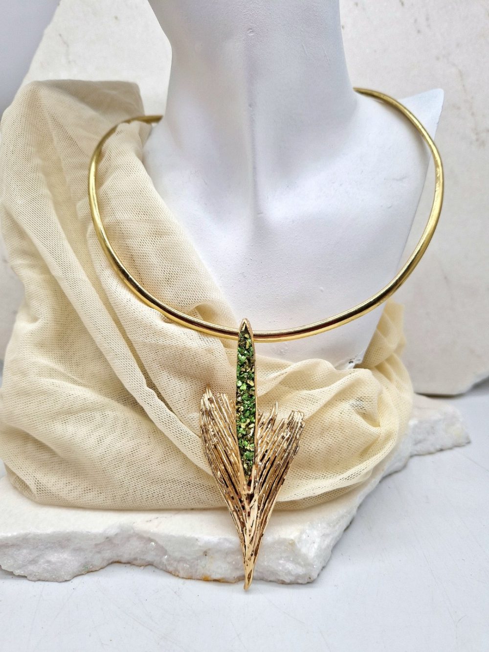 ΚΟΛΙΕ ΜΕ ΟΡΕΙΧΑΛΚΙΝΟ ΣΚΑΛΙΣΤΟ ΜΟΤΙΒΟ ΣΑΝ ΦΤΕΡΟ ΔΙΑΚΟΣΜΗΜΕΝΟ ΜΕ ΚΡΥΣΤΑΛΛΑ ΜΟΛΔΑΒΙΤΗ