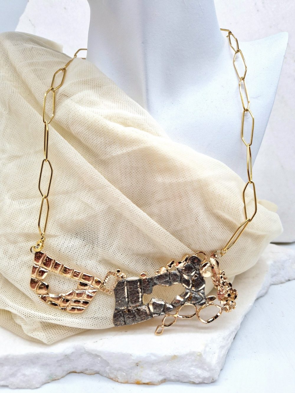 ΚΟΛΙΕ ΜΕ ΟΡΕΙΧΑΛΚΙΝΟ ΔΙΧΡΩΜΟ ΜΟΤΙΒΟ ΚΑΙ ΑΛΥΣΙΔΑ ΑΠΟ ΑΤΣΑΛΙ