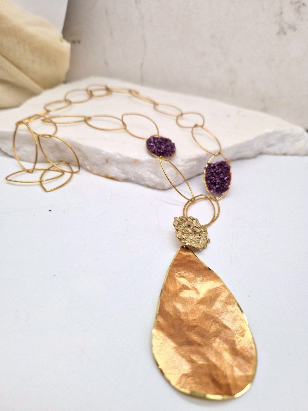 ΜΑΚΡΥ ΚΟΛΙΕ ΜΕ ΟΡΕΙΧΑΛΚΙΝΟ ΜΟΤΙΒΟ ΣΑΝ ΣΤΑΓΟΝΑ ΚΑΙ ΑΛΥΣΙΔΑ ΑΠΟ ΑΤΣΑΛΙ