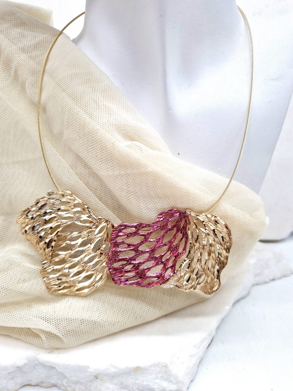 ΚΟΛΙΕ ΜΕ ΟΡΕΙΧΑΛΚΙΝΟ ΣΚΑΛΙΣΤΟ ΜΟΤΙΒΟ ΣΑΝ ΔΙΧΤΥ