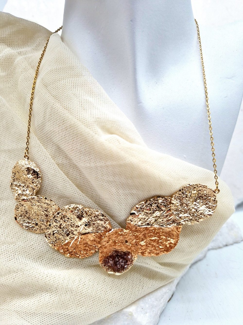 ΚΟΛΙΕ ΜΕ ΟΡΕΙΧΑΛΚΙΝΑ ΔΙΧΡΩΜΑ ΜΟΤΙΒΑ,ΚΡΥΣΤΑΛΛΟΥΣ ΚΑΙ ΑΛΥΣΙΔΑ ΑΠΟ ΑΤΣΑΛΙ