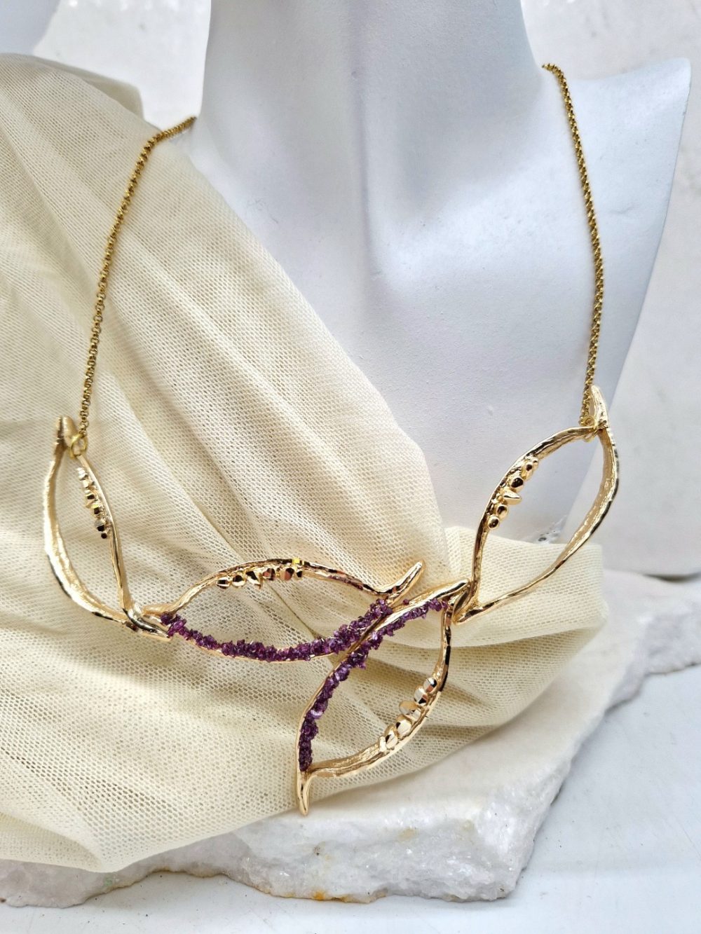 ΚΟΛΙΕ ΜΕ ΟΡΕΙΧΑΛΚΙΝΑ ΜΟΤΙΒΑ ΣΑΝ ΜΑΤΙΑ, ΚΡΥΣΤΑΛΛΟΥΣ ΚΑΙ ΑΛΥΣΙΔΑ ΑΠΟ ΑΤΣΑΛΙ