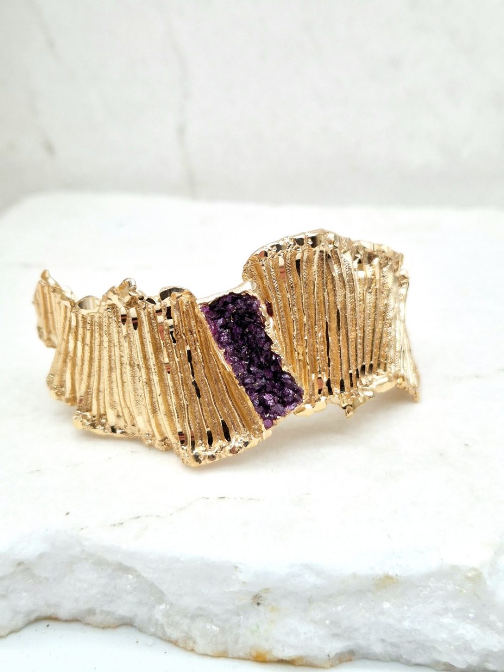 ΒΡΑΧΙΟΛΙ ΑΠΟ ΟΡΕΙΧΑΛΚΟ ΣΑΝ ΚΥΜΑ ΜΕ ΜΩΒ ΚΡΥΣΤΑΛΛΟΥΣ