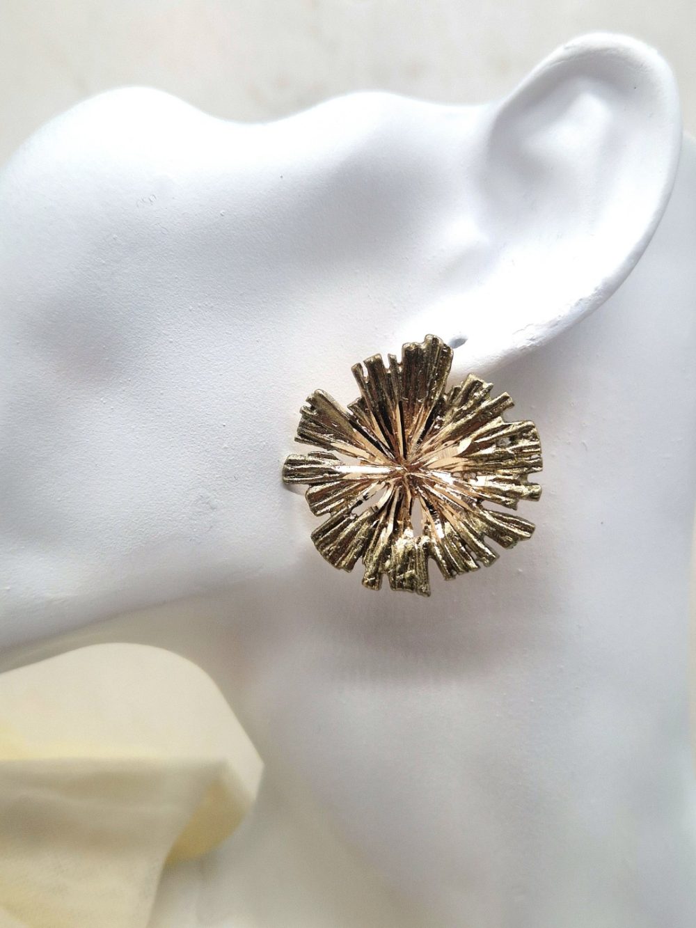 ΣΚΟΥΛΑΡΙΚΙΑ ΑΠΟ ΟΡΕΙΧΑΛΚΟ ΣΑΝ ΛΟΥΛΟΥΔΙΑ