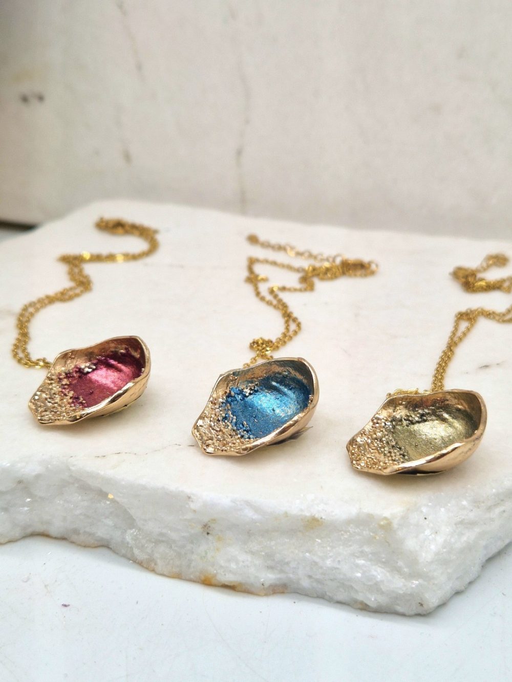 ΚΟΝΤΟ ΚΟΛΙΕ ΜΕ ΟΡΕΙΧΑΛΚΙΝΟ ΔΙΧΡΩΜΟ ΜΟΤΙΒΟ ΚΑΙ ΑΛΥΣΙΔΑ ΑΠΟ ΑΤΣΑΛΙ