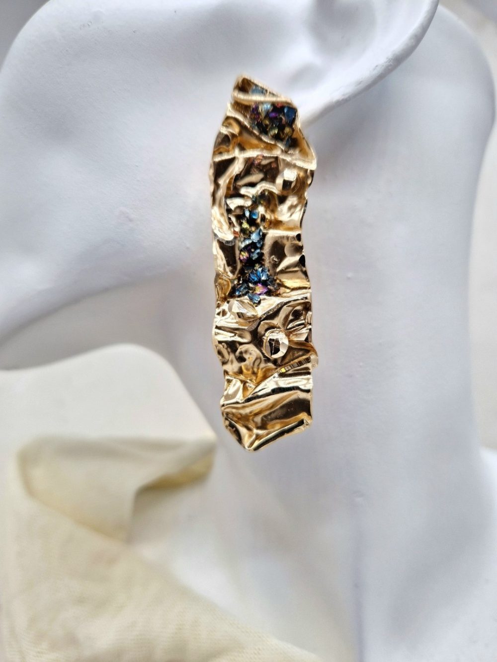 ΣΚΟΥΛΑΡΙΚΙΑ ΑΠΟ ΟΡΕΙΧΑΛΚΟ ΣΑΝ ΤΣΑΛΑΚΩΜΕΝΟ ΧΑΡΤΙ