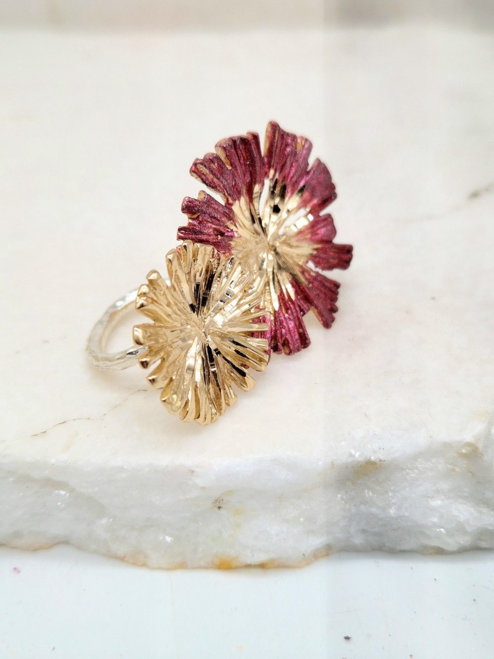 ΔΑΧΤΥΛΙΔΙ ΑΠΟ ΟΡΕΙΧΑΛΚΟ ΜΕ ΜΟΤΙΒΟ ΣΑΝ ΔΙΠΛΟ ΛΟΥΛΟΥΔΙ