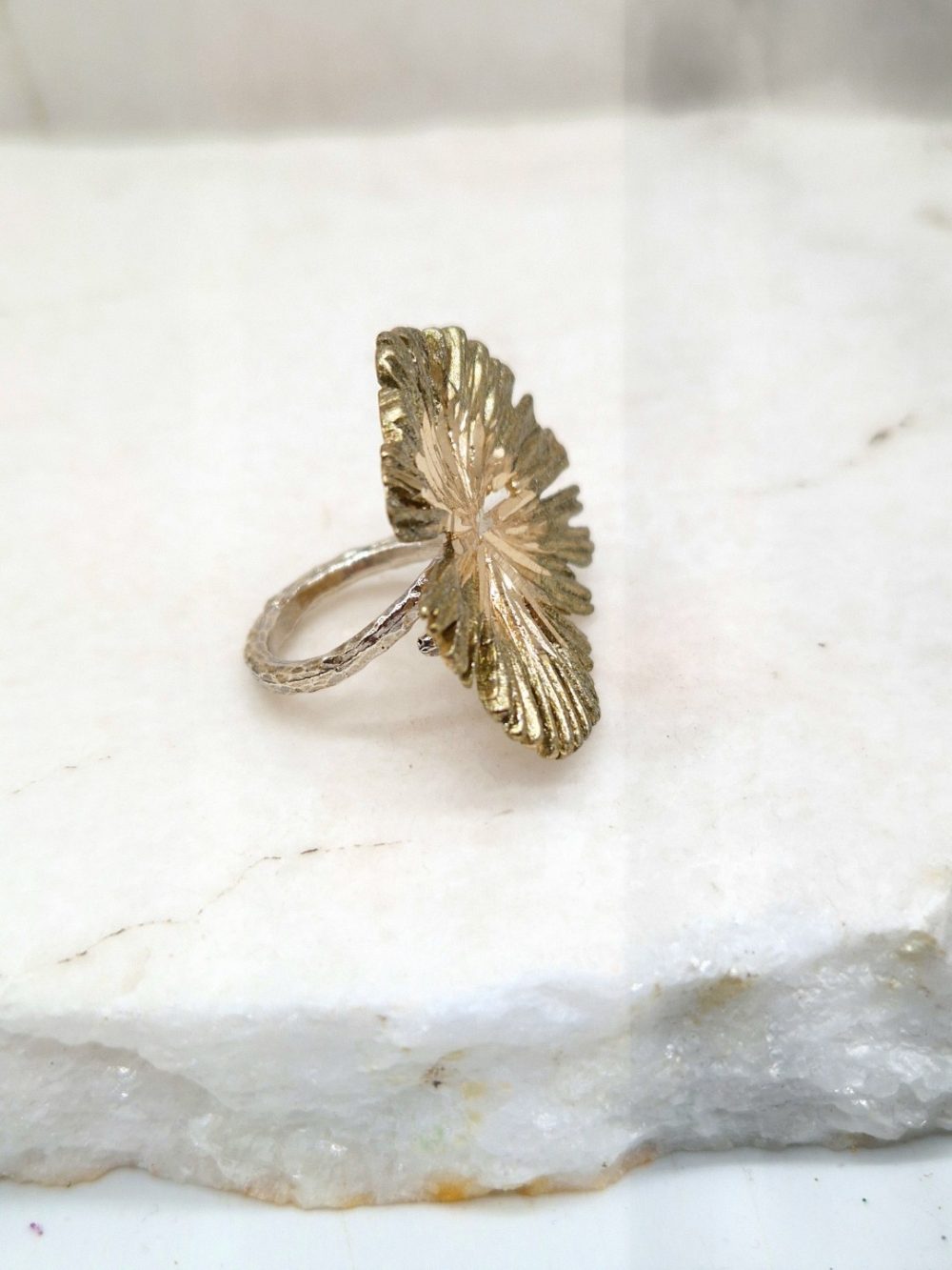 ΔΑΧΤΥΛΙΔΙ ΑΠΟ ΟΡΕΙΧΑΛΚΟ ΜΕ ΜΟΤΙΒΟ ΣΑΝ ΛΟΥΛΟΥΔΙ