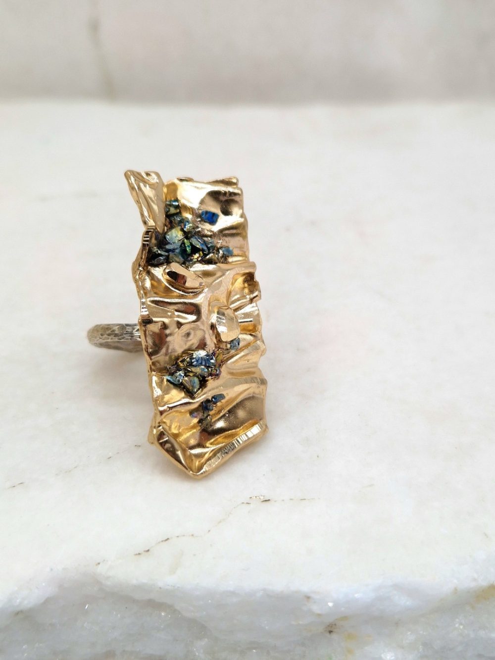 ΔΑΧΤΥΛΙΔΙ ΑΠΟ ΟΡΕΙΧΑΛΚΟ ΜΕ ΜΟΤΙΒΟ ΣΑΝ ΤΣΑΛΑΚΩΜΕΝΟ ΧΑΡΤΙ