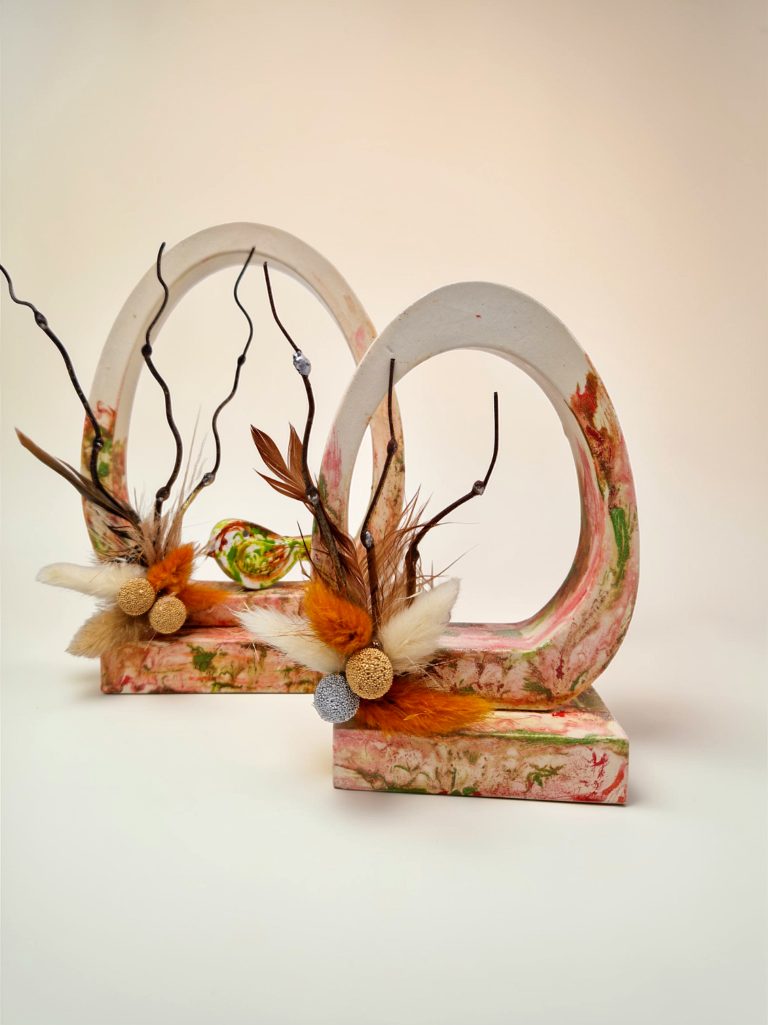 ΠΟΡΣΕΛΑΝΙΝΟ ΔΙΑΚΟΣΜΗΤΙΚΟ ΣΕ ΟΒΑΛ ΣΧΗΜΑ ΜΕ ΑΠΟΞΗΡΑΜΕΝΑ ΛΟΥΛΟΥΔΙΑ ΚΟΚΚΙΝΕΣ ΚΑΙ ΠΡΑΣΙΝΕΣ ΑΠΟΧΡΩΣΕΙΣ