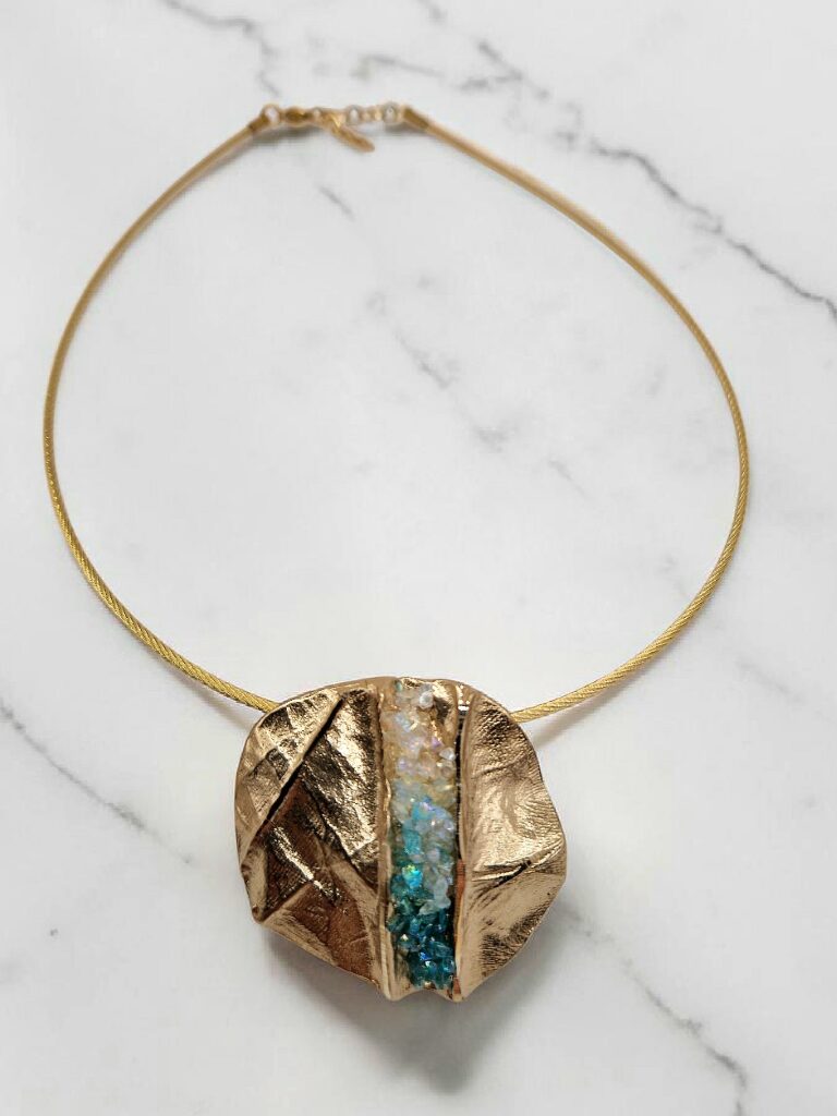 ΚΟΛΙΕ ΜΕ ΟΡΕΙΧΑΛΚΟ ΚΑΙ ΤΥΡΚΟΥΑΖ ΚΡΥΣΤΑΛΛΑ