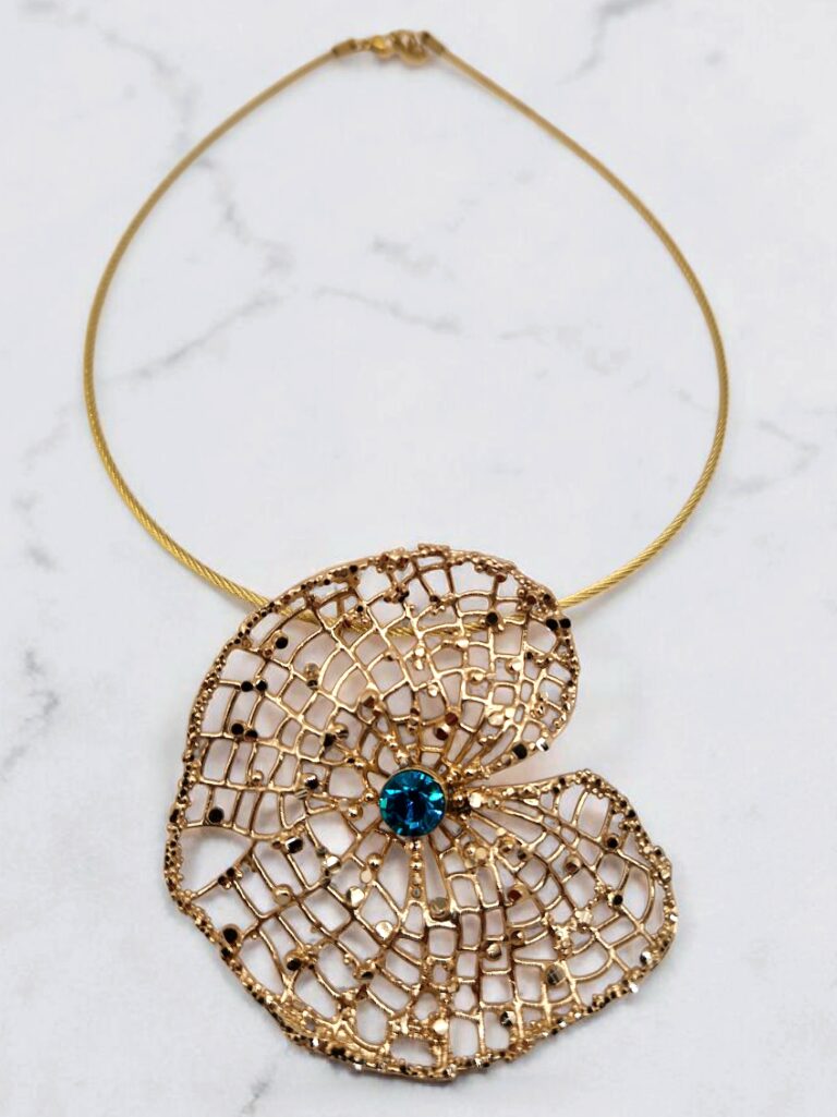 ΚΟΛΙΕ ΜΕ ΟΡΕΙΧΑΛΚΙΝΗ ΔΑΝΤΕΛΑ ΚΑΙ ΜΠΛΕ ΚΡΥΣΤΑΛΛΟ