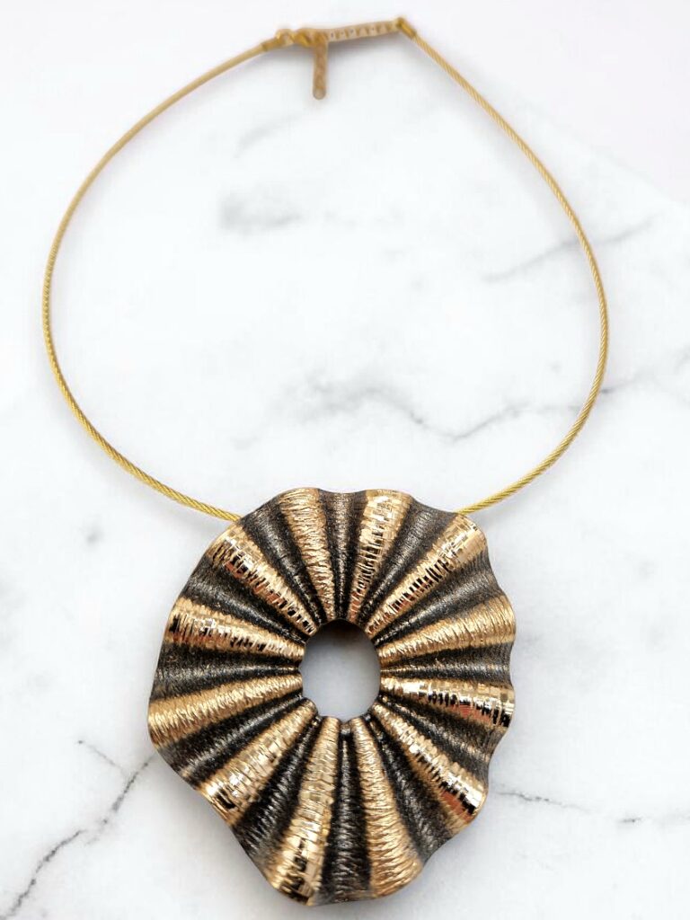 ΚΟΛΙΕ ΜΕ ΟΡΕΙΧΑΛΚΙΝΟ, ΔΙΧΡΩΜΟ ΜΟΤΙΒΟ ΣΑΝ ΜΑΡΓΑΡΙΤΑ