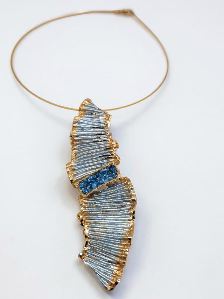 ΚΟΛΙΕ ΜΕ ΟΡΕΙΧΑΛΚΙΝΟ ΜΟΤΙΒΟ ΣΑΝ ΚΥΜΑ ΚΑΙ ΜΠΛΕ ΚΡΥΣΤΑΛΛΟΥΣ