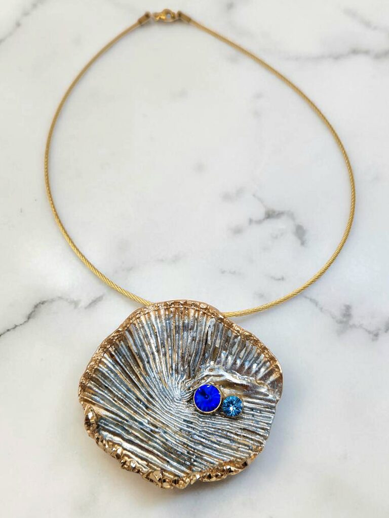 ΚΟΛΙΕ ΜΕ ΟΡΕΙΧΑΛΚΙΝΟ,  ΑΝΑΓΛΥΦΟ  ΜΟΤΙΒΟ  ΚΑΙ ΔΥΟ  ΜΠΛΕ ΚΡΥΣΤΑΛΛΟΥΣ