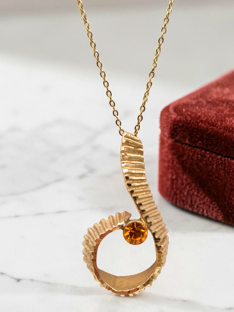 ΚΟΛΙΕ ΜΕ ΟΡΕΙΧΑΛΚΙΝΟ  ΜΟΤΙΒΟ ΚΑΙ ΛΑΜΠΕΡΟ ΚΡΥΣΤΑΛΛΟ