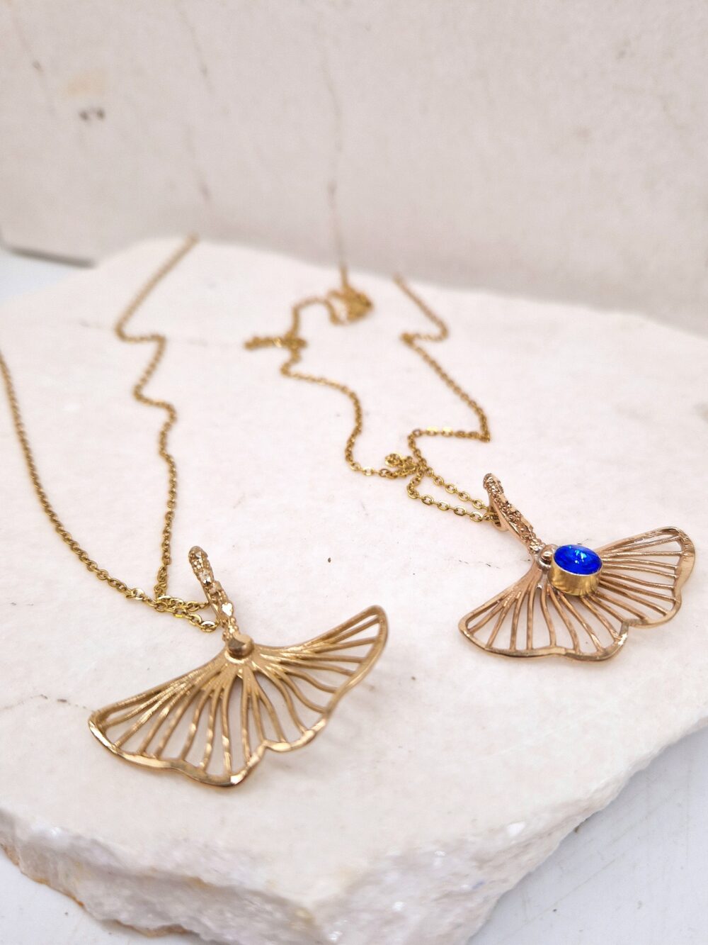 ΚΟΝΤΟ ΚΟΛΙΕ ΜΕ ΟΡΕΙΧΑΛΚΙΝΟ  ΜΟΤΙΒΟ ΣΑΝ ΦΤΕΡΟ ΠΕΤΑΛΟΥΔΑΣ